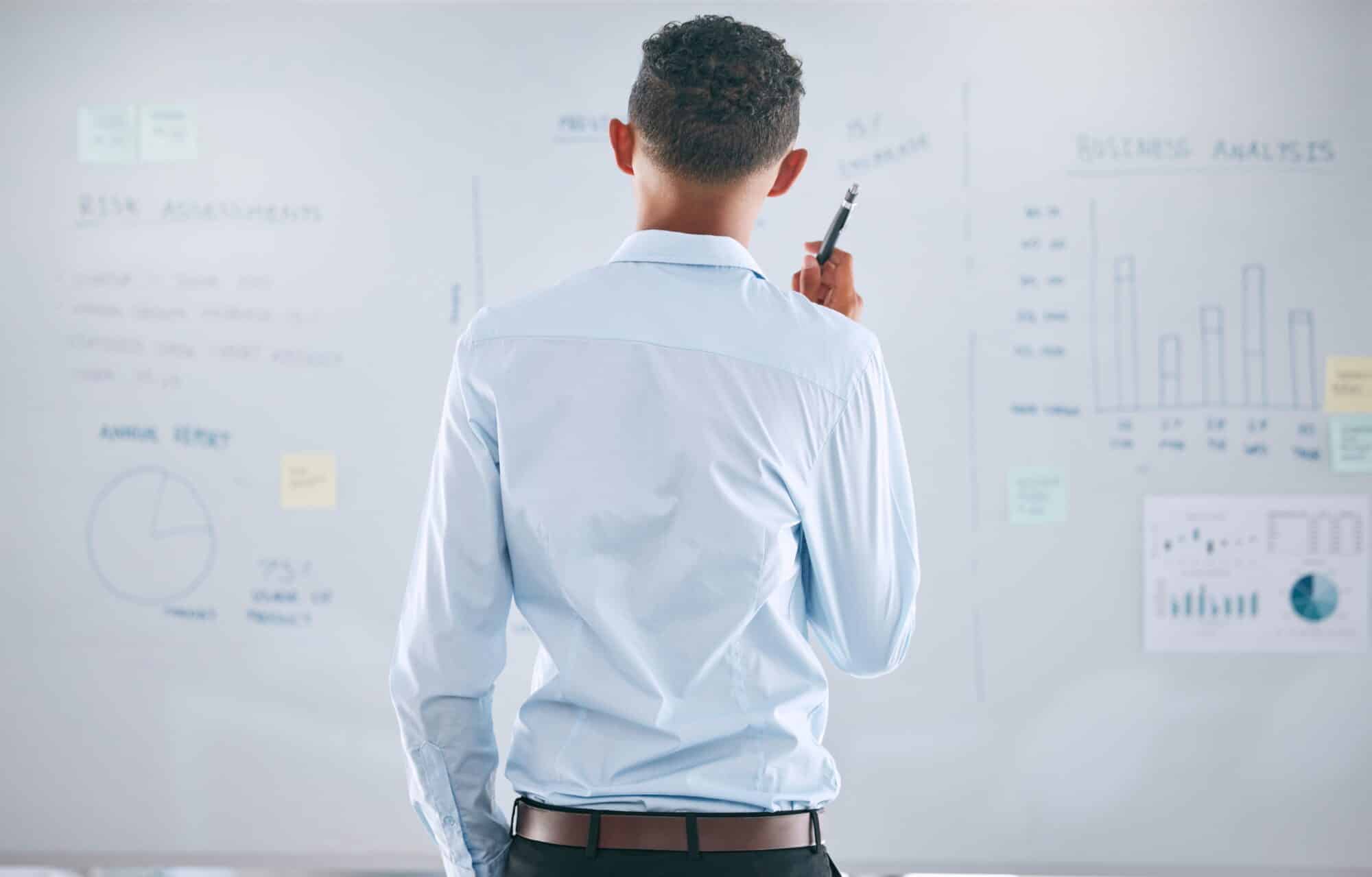 photo-homme-tableau-blanc